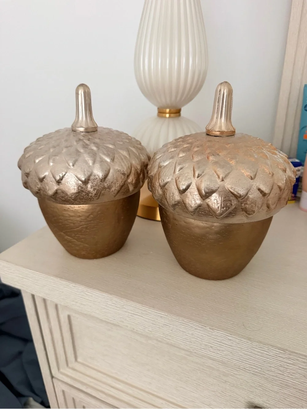 Decorative acorn-shaped veil